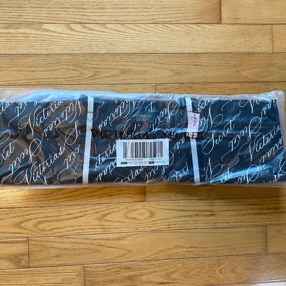 NWT Victoria's Secret Weekender Logo Black Tote - Picture 2 of 6